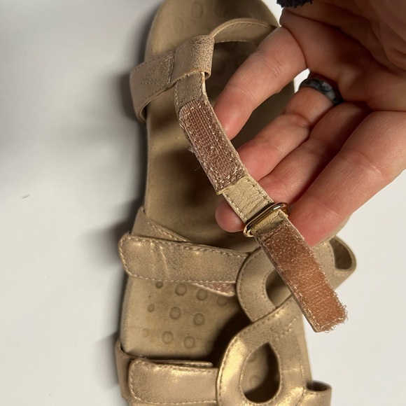 Vionic size 8 sandal - Picture 3 of 6